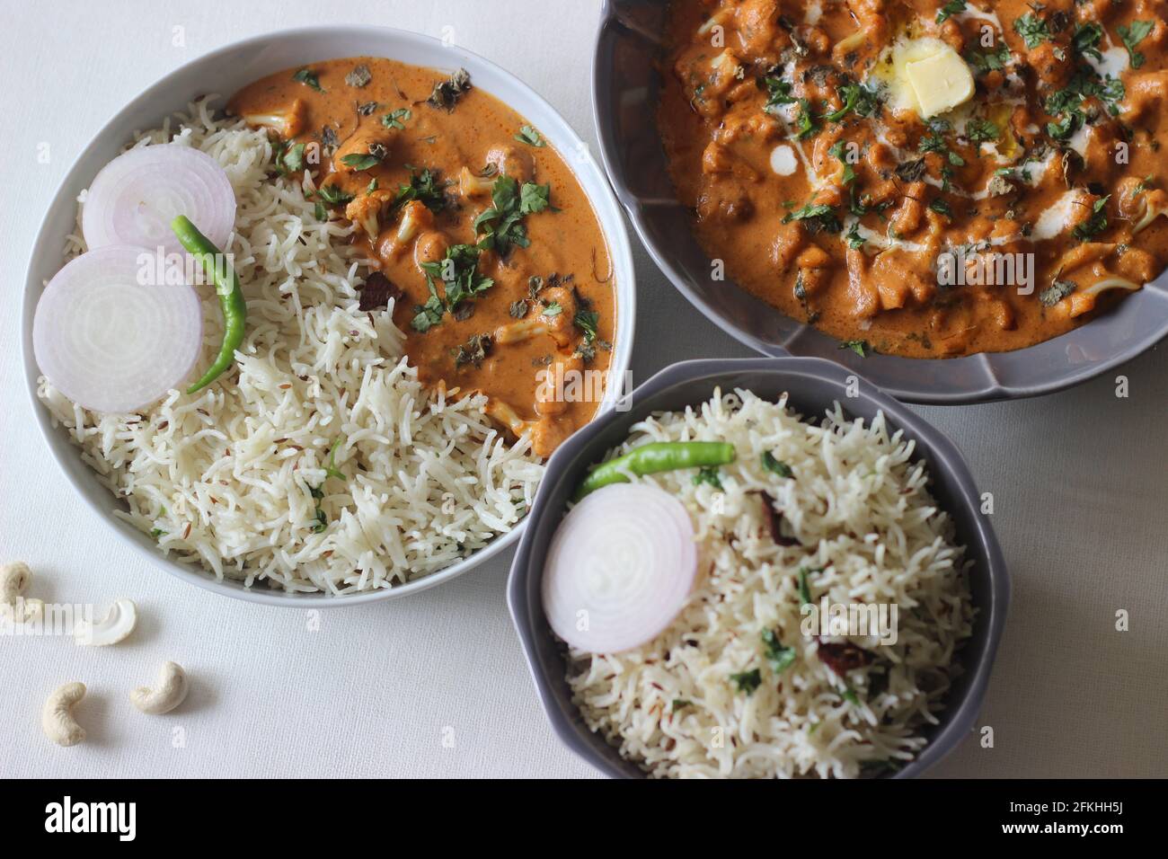 Basilikumreis mit Kreuzkümmel und geröstetem Blumenkohl, zubereitet mit Tomaten- und Cashewsoße. Beliebte Kombination von Speisen aus Nordindien Stockfoto