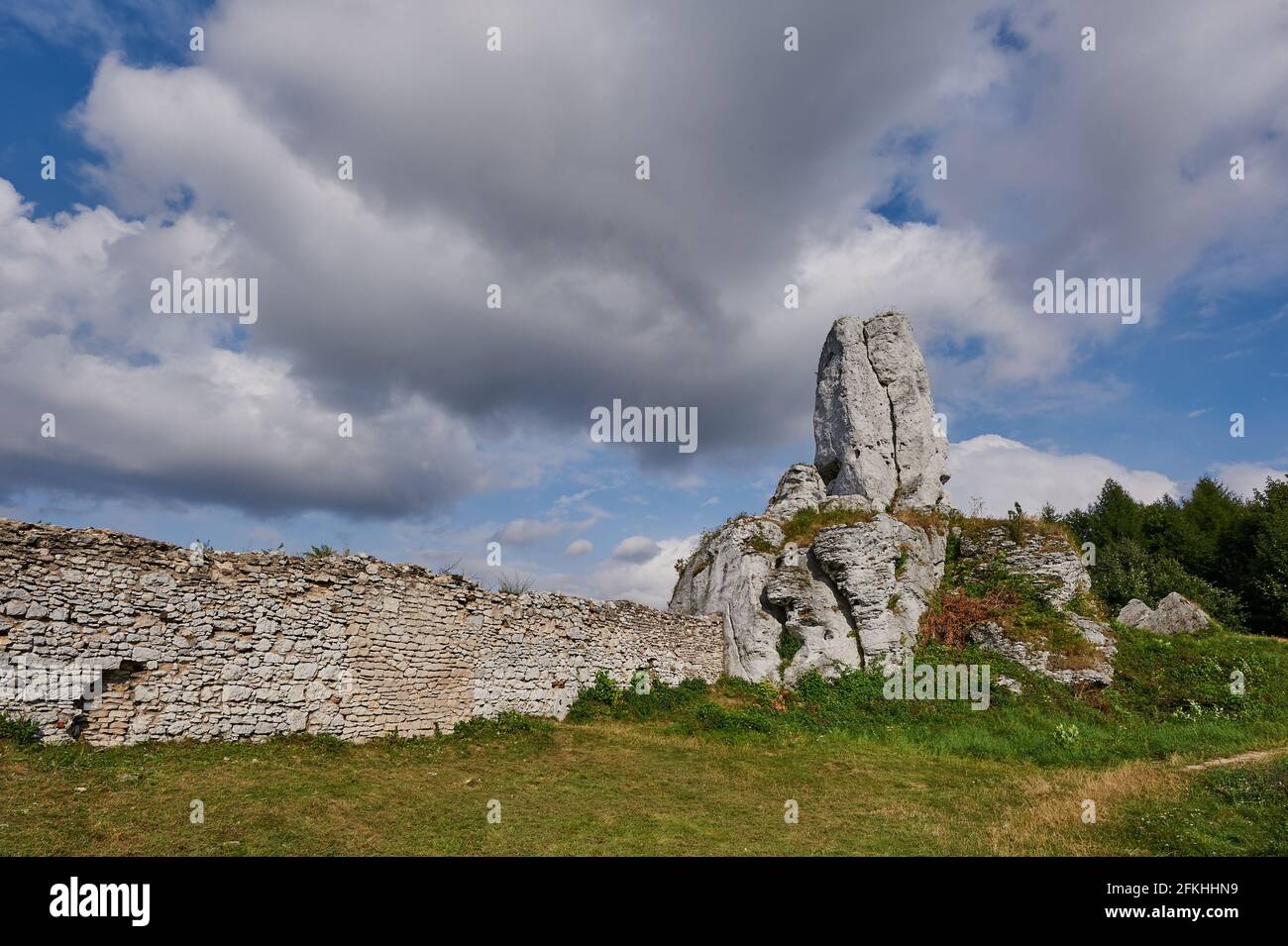 Wände einer mittelalterlichen Festung in die Kalksteinfelsen integriert Stockfoto