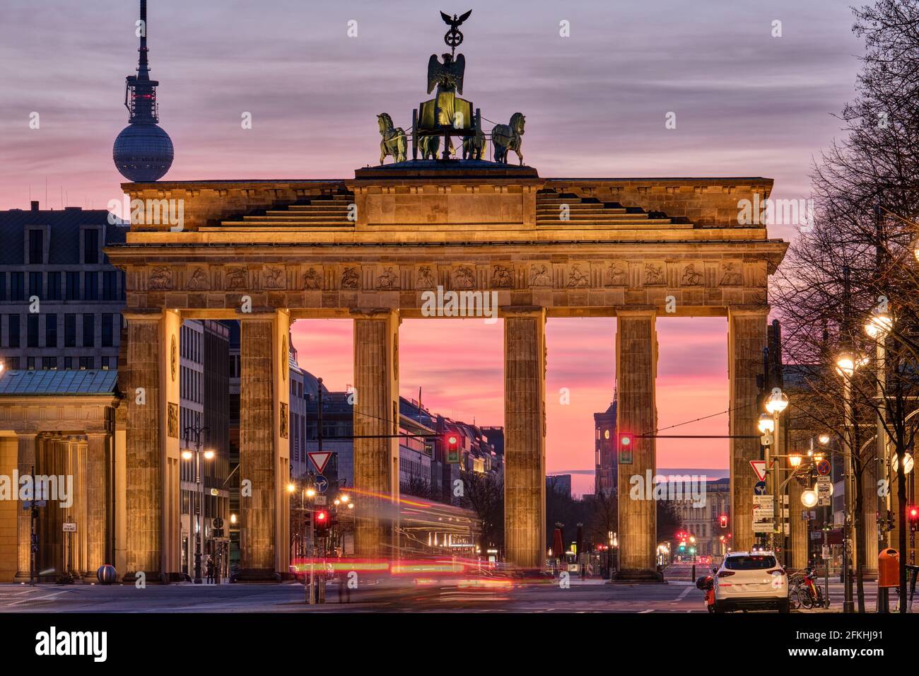 Das berühmte Brandenburger Tor in Berlin mit dem Fernsehturm Vor Sonnenaufgang Stockfoto