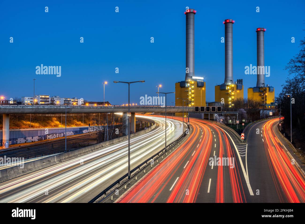 Autobahn und Kraftwerk bei Nacht gesehen in Berlin, Deutschland Stockfoto