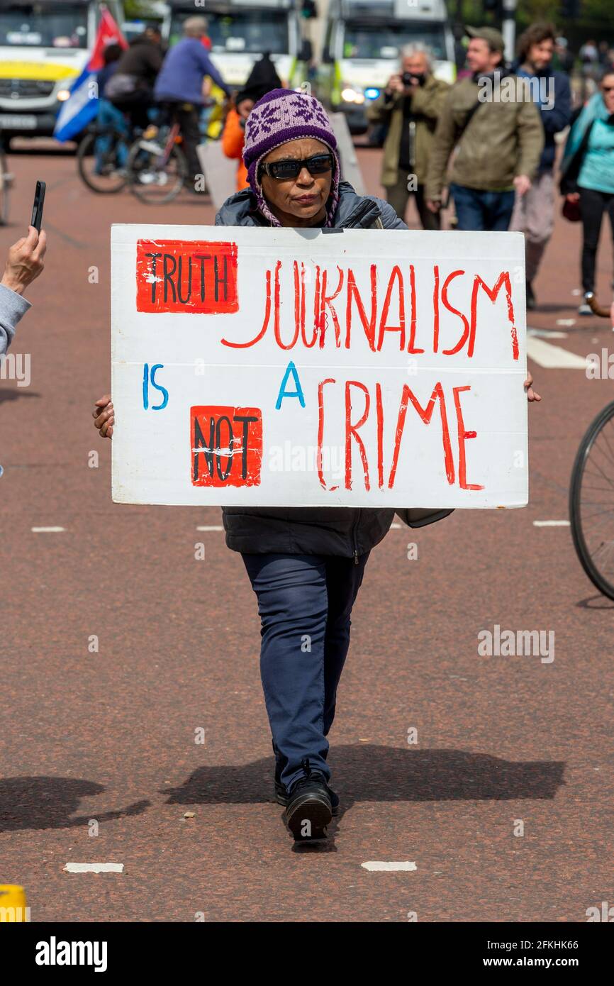 London, Großbritannien. Mai 2021. Eine Frau hält ein Plakat mit den Worten ‘Wahrheitsjournalismus ist kein Verbrechen' während eines Protestes zum Mord des Gesetzentwurfs in London eine von 40 Demonstrationen in ganz Großbritannien. Urteilsgesetz und Gerichtsgesetz, das der Polizei eine Reihe neuer Ermessensbefugnisse zur Schließung von Protesten gewähren würde. Kredit: SOPA Images Limited/Alamy Live Nachrichten Stockfoto