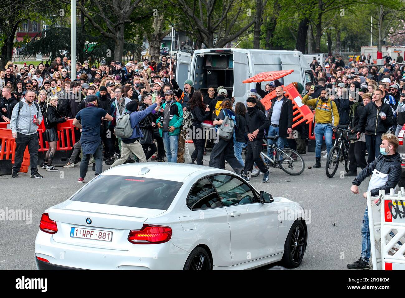 Frankreich, 1. Mai 2021. Ein Zwischenfall brach vor dem Boulevard d'Avroy aus, als mehrere Fahrzeuge die Schallausrüstung zum Einbruch bringen wollten. Die Polizei musste eingreifen, um die Handlungen zu stoppen, mehrere Objekte wurden auf die Polizei geworfen. Für den 1. Mai waren mehrere Demonstrationen geplant. Trotz der Unterstützung von Bürgermeister Willy Demeyer haben die Restaurants nicht geöffnet. Mehrere Demonstrationen wurden verboten, Nation (ganz rechts), Antifa (ganz links) sowie die Rave Party Kundgebung im Parc-d'Avroy. Lüttich, Belgien, am 01. Mai 2021. Foto von Philippe Bourguet /BePress/ABACAPRESS.COM Stockfoto