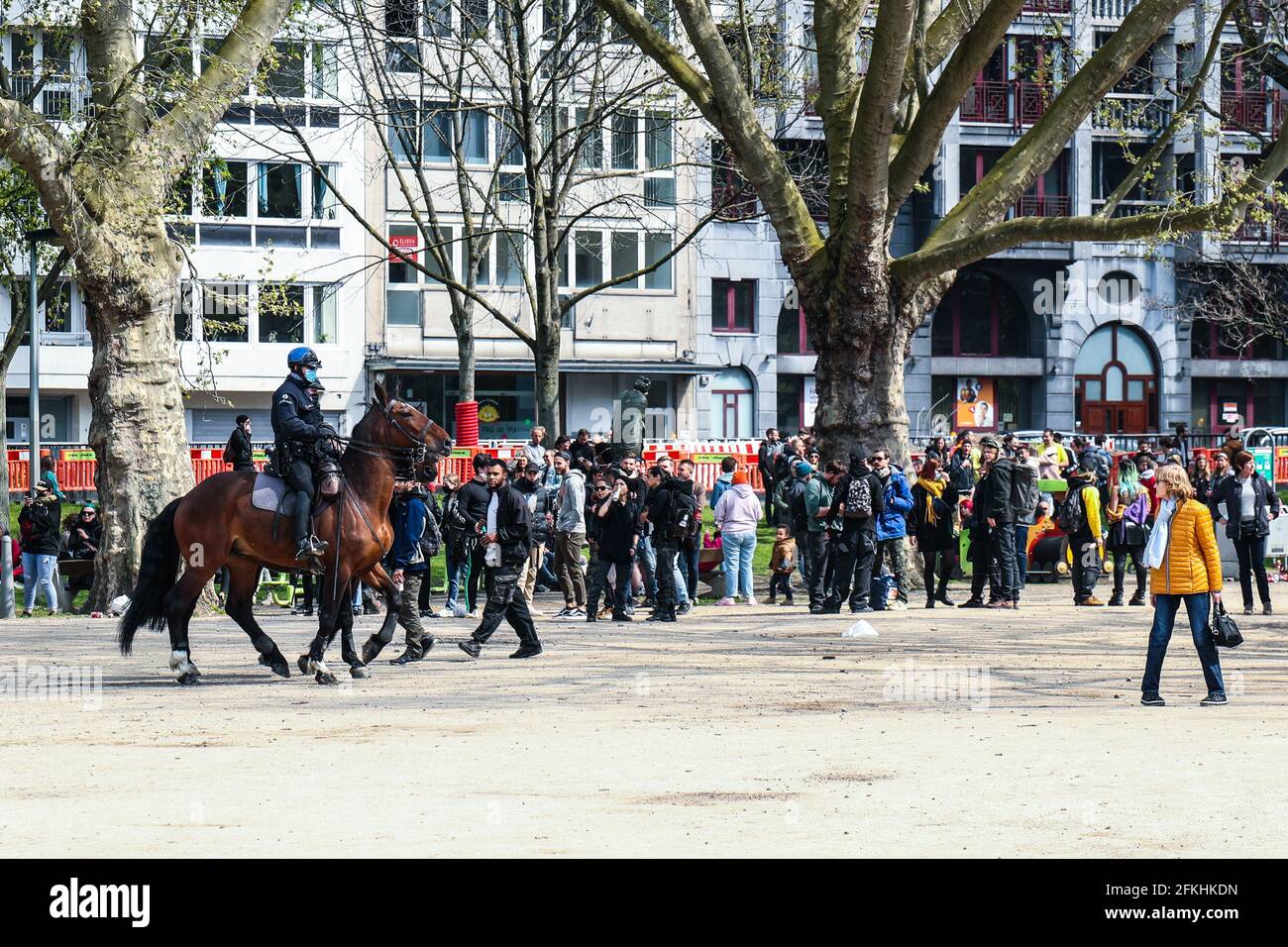 Frankreich, 1. Mai 2021. Für den 1. Mai waren mehrere Demonstrationen geplant. Trotz der Unterstützung von Bürgermeister Willy Demeyer haben die Restaurants nicht geöffnet. Mehrere Demonstrationen wurden verboten, Nation (ganz rechts), Antifa (ganz links) sowie die Rave Party Kundgebung im Parc-d'Avroy. Lüttich, Belgien, am 01. Mai 2021. Foto von Philippe Bourguet /BePress/ABACAPRESS.COM Stockfoto