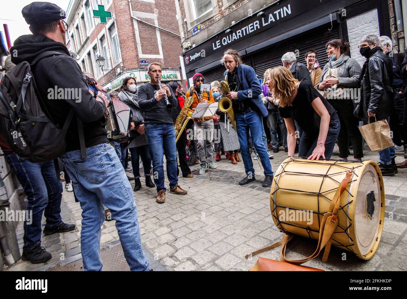 Frankreich, 1. Mai 2021. In den Straßen von Liège versammelten sich Musiker, um den Passanten ein wenig menschliche Wärme zu geben und die Wiedereröffnung kultureller Orte zu fordern. Für den 1. Mai waren mehrere Demonstrationen geplant. Trotz der Unterstützung von Bürgermeister Willy Demeyer haben die Restaurants nicht geöffnet. Mehrere Demonstrationen wurden verboten, Nation (ganz rechts), Antifa (ganz links) sowie die Rave Party Kundgebung im Parc-d'Avroy. Foto von Philippe Bourguet/BePress/ABACAPRESS.COM Stockfoto