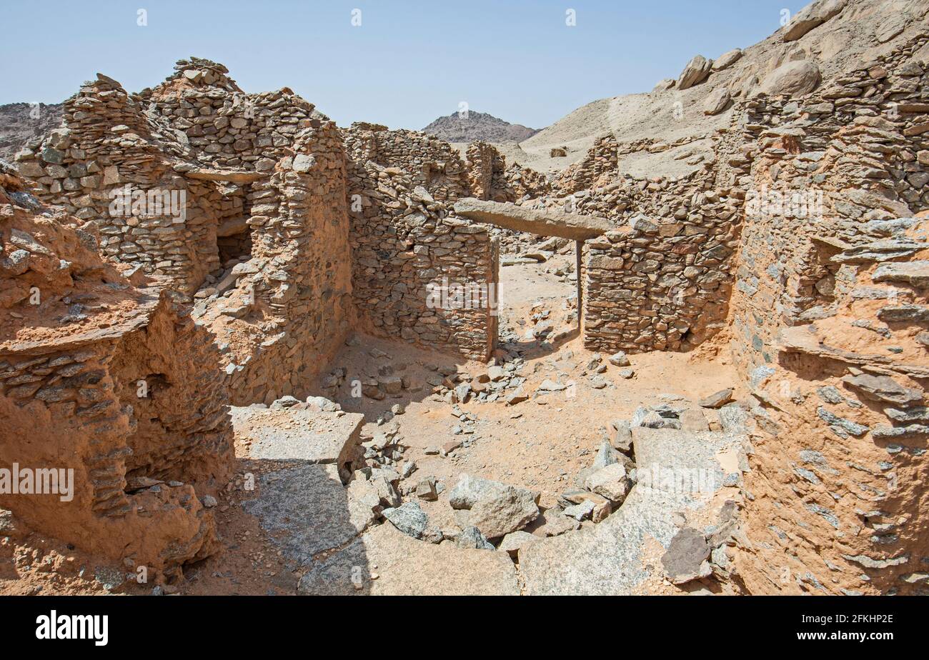 Blick auf alte verlassene Ruinen römischer Steinbruchhäuser Bei Mons Claudianus in der östlichen Wüste Ägyptens Stockfoto