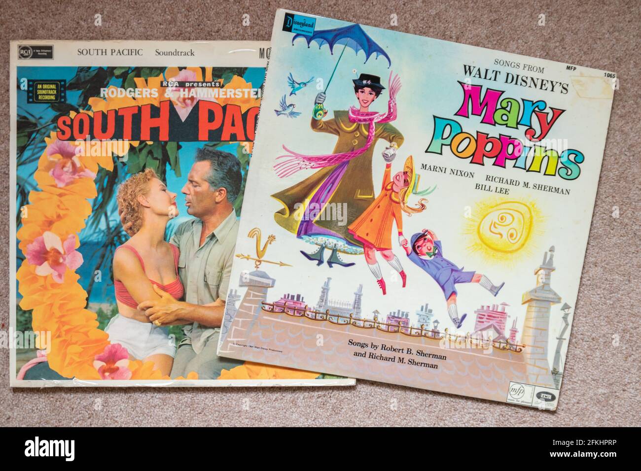 Alte LP-Cover von Mary Poppins und South Pacific Musicals Stockfoto