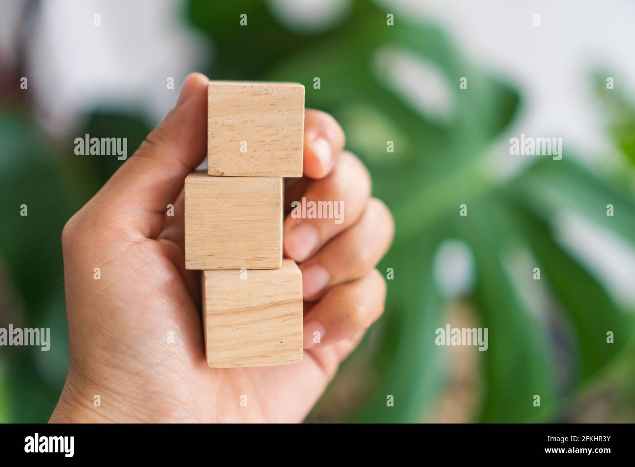 Leere Holzwürfel, die Sie Text oder Symbol in Hand halten Hintergrund setzen können. Stockfoto
