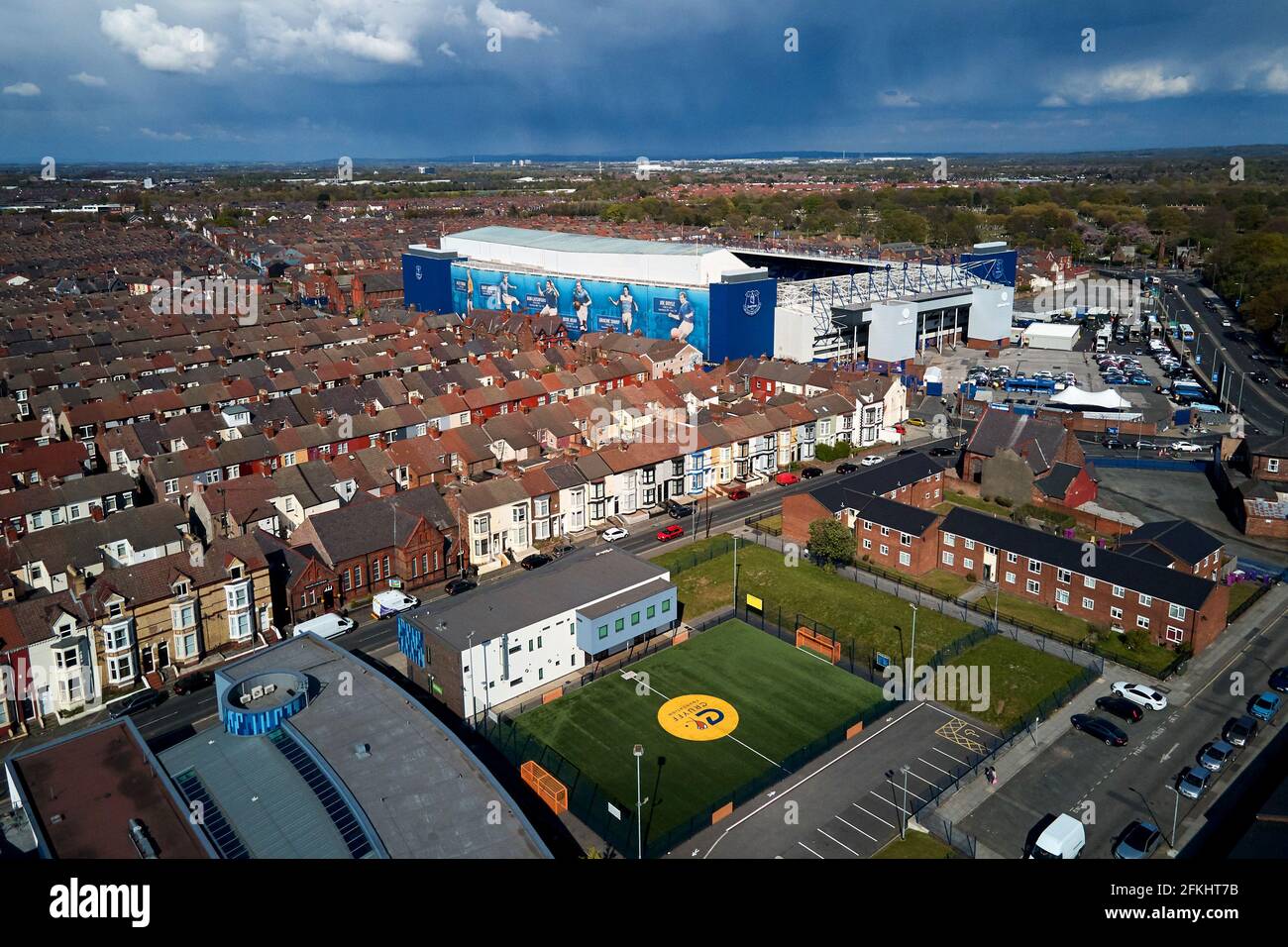 Luftaufnahme des Goodison Parks, der das Stadion in seiner städtischen Umgebung zeigt, umgeben von Wohnhäusern Stockfoto