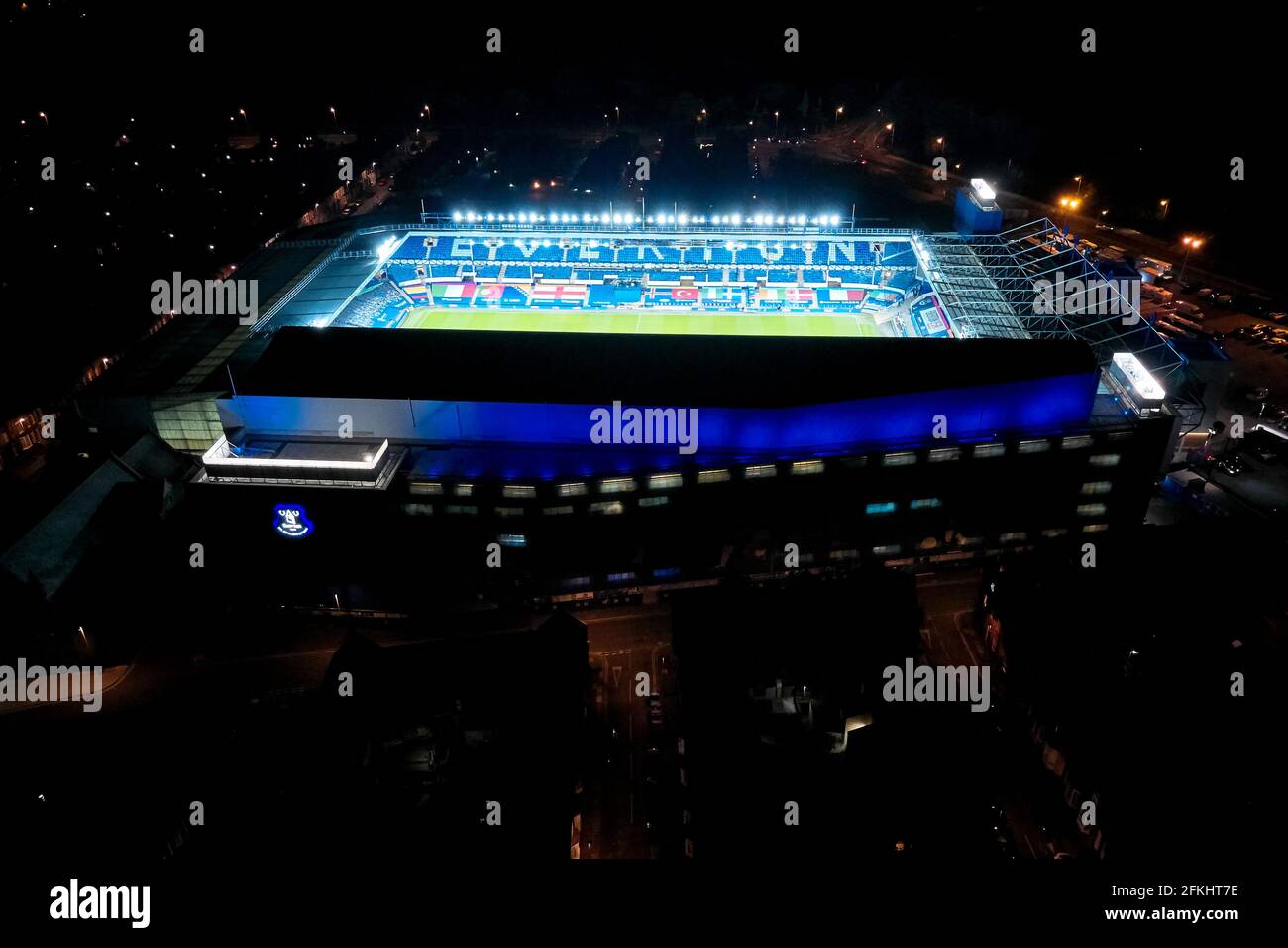 Ein allgemeiner Blick auf den Goodison Park in der Nacht mit dem Flutlicht an nach einem Fußballspiel, das das Stadion in seiner städtischen Umgebung zeigt Stockfoto