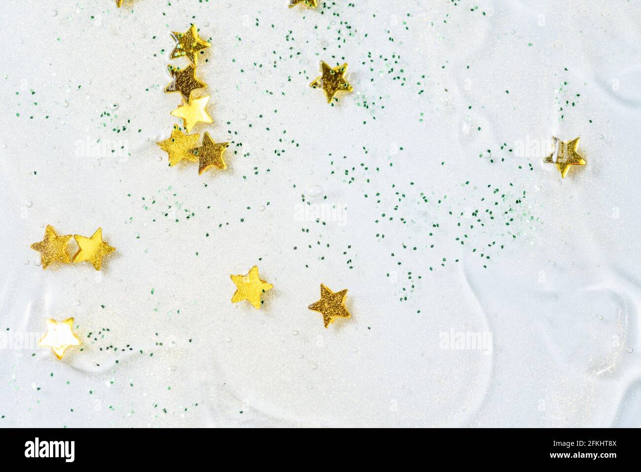 Nahaufnahme Makro Aloe Vera Gel kosmetische Textur weißen Hintergrund mit Blasen, Glitter und Sternen. Zitronengras Gel Hautpflegeprodukt. Antibakterielle Flüssigkeit Stockfoto