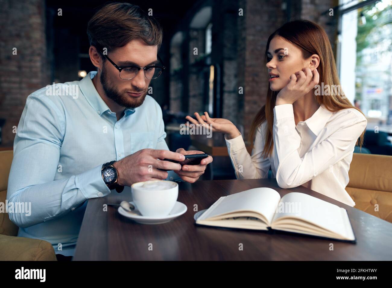 Arbeitskollegen in einem Café sitzen am Frühstückstisch Kommunikation Stockfoto