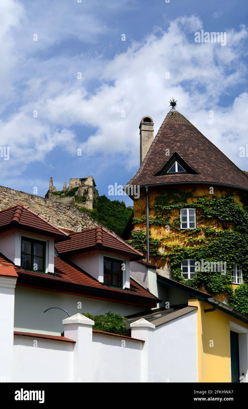 Österreich, Gebäude überwuchert mit bostoner Efeu und Ruine von Dürnstein, wo der englische König Richard Löwenherz in der UNESCO-Welt ihr gefangen gehalten wurde Stockfoto