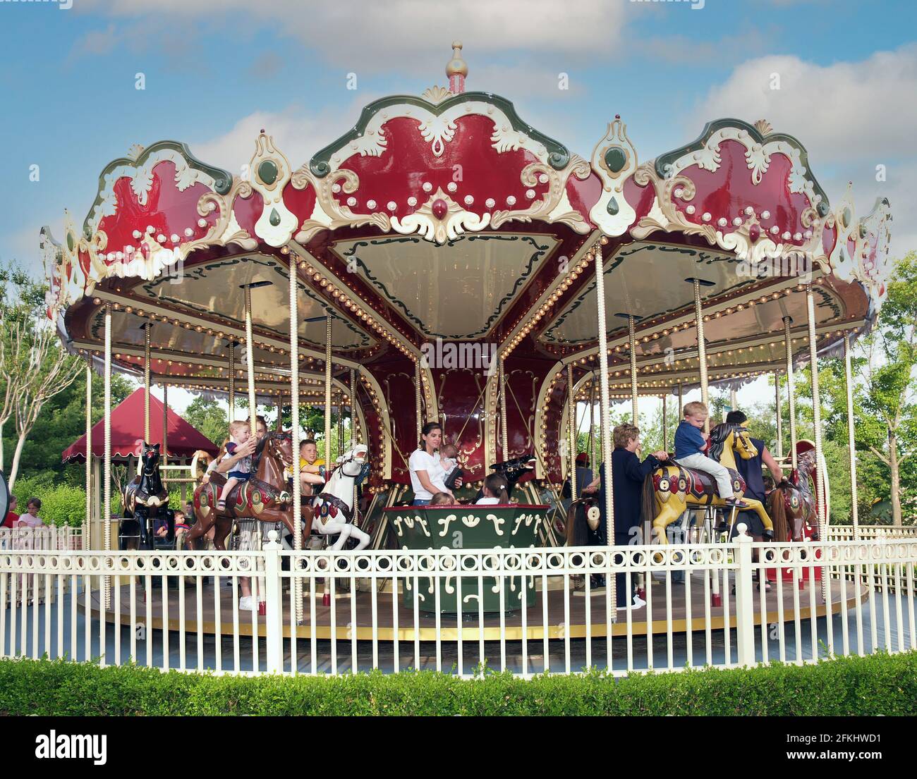 Eine klassische Karussellfahrt im Freizeitpark „Colorado City“ in Branson, Missouri, sorgte für Sommerspaß aus vergangenen Zeiten. Stockfoto