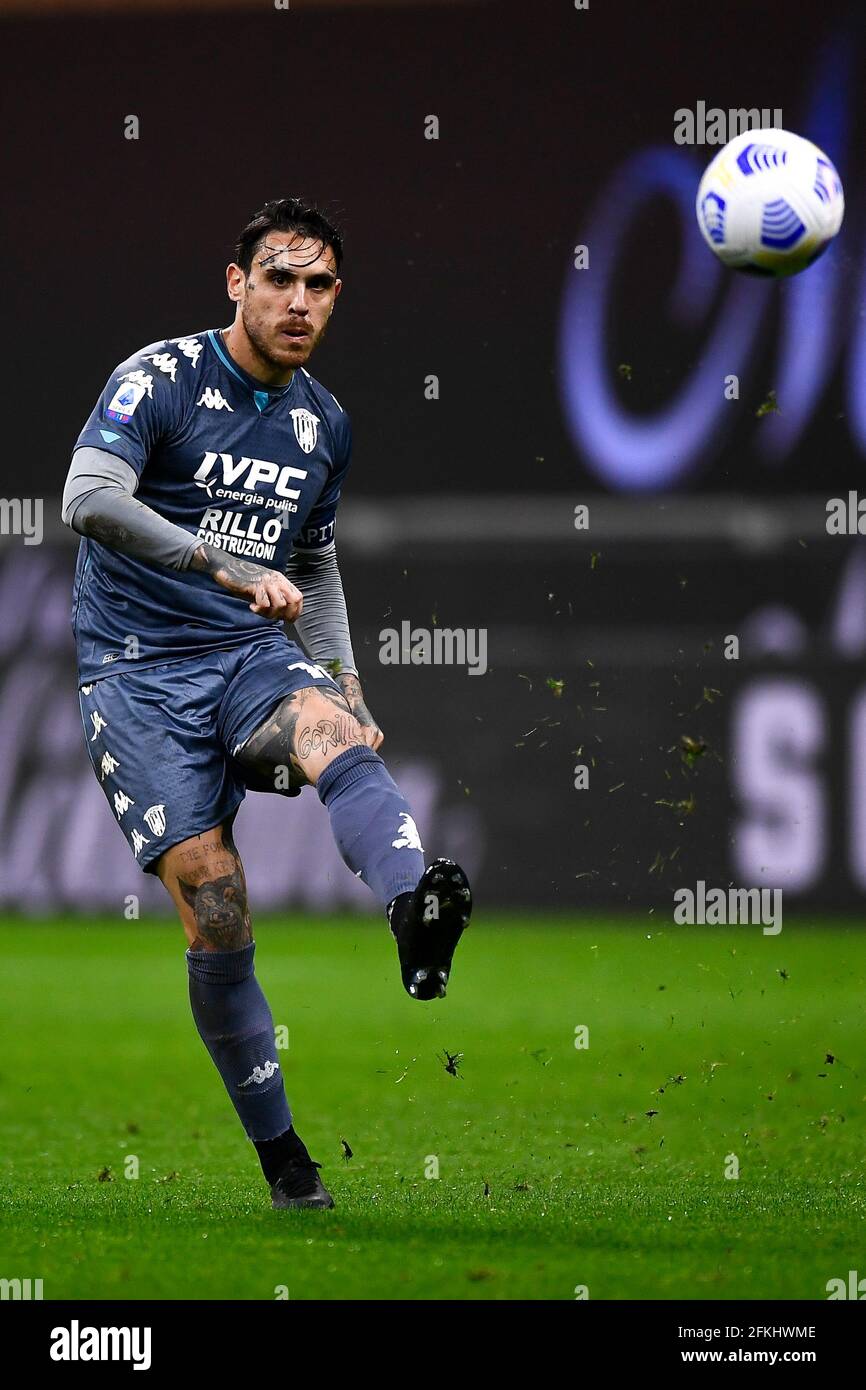 Mailand, Italien. 01 Mai 2021. Nicolas Viola von Benevento Calcio spielt den Ball während des Fußballspiels der Serie A zwischen AC Mailand und Benevento Calcio. AC Milan gewann 2-0 gegen Benevento Calcio. Kredit: Nicolò Campo/Alamy Live Nachrichten Stockfoto