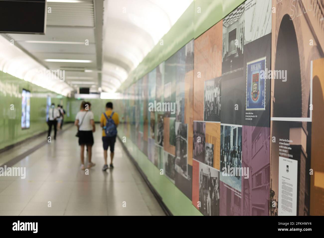 2 5 2021: Mauer mit historischen Fotos der Hong Kong University in der MTR (U-Bahn)-Station HKU, Hongkong Stockfoto