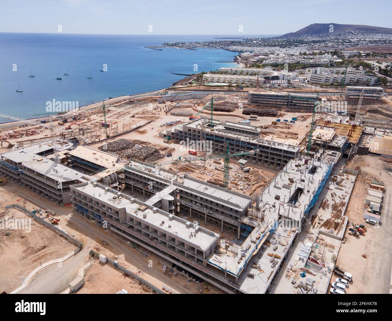 Playa Blanca, Spanien; 28. April 2021: Neubau von Hotels und Einkaufszentren in Playa Blanca, Lanzarote Stockfoto