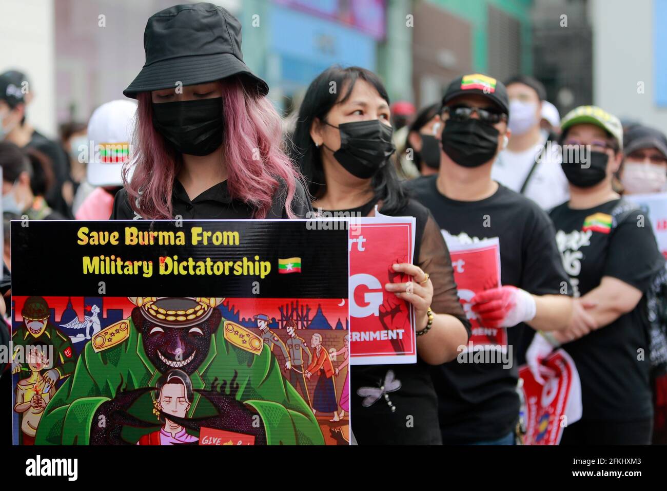 2. Mai 2021, Taipei, Taipei, Taiwan: Fast eintausend Burmesen halten Porträts von Aung San Suu Kyi, blitzen einen dreifingigen Gruß, winken Myanmar-Fahnen und singen Slogans in der Nähe des Taipei 101, das während einer Demonstration gegen den anhaltenden Militärputsch und die Diktatur in Myanmar errichtet wurde. Die Gruppe ruft dazu auf, die internationale Gemeinschaft einschließlich der ASEAN-Länder stärker auf die Situation aufmerksam zu machen und solidarisch mit den pro-demokratischen Demonstranten zu sein, nachdem eine Reihe willkürlicher Tötungen und Festnahmen der National League for Democracy Aung San Suu Kyi, von Beamten und Demonstranten durch den Militärs durchgeführt wurden Stockfoto