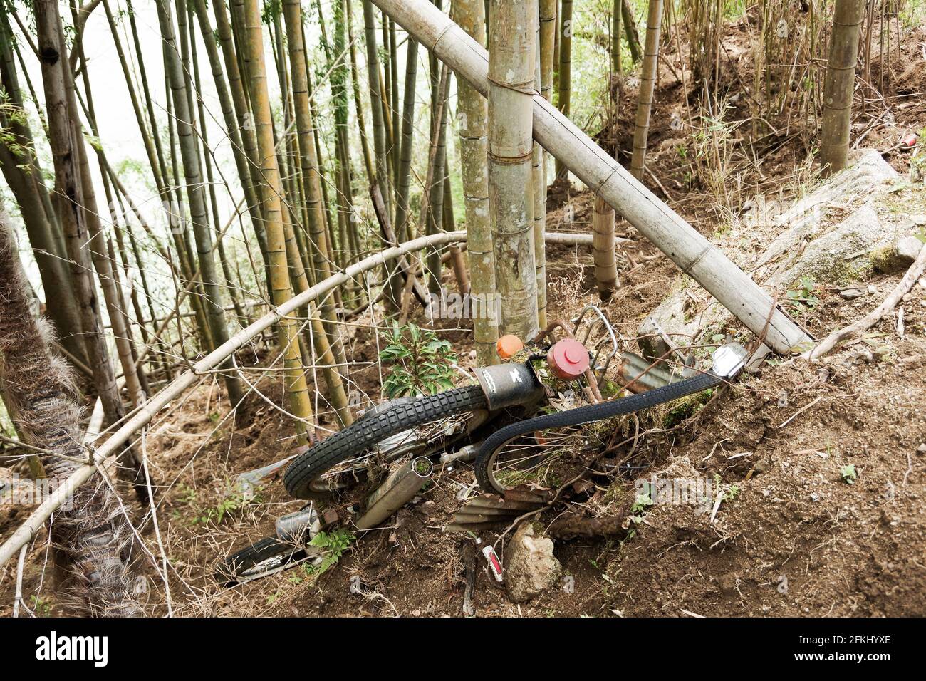 0ozore, Shizuoka, Japan, 04-22-2021, Müll und verlassene Fahrräder wurden im Bambuswald in einer verlassenen Stadt in Oozore zurückgelassen. Stockfoto