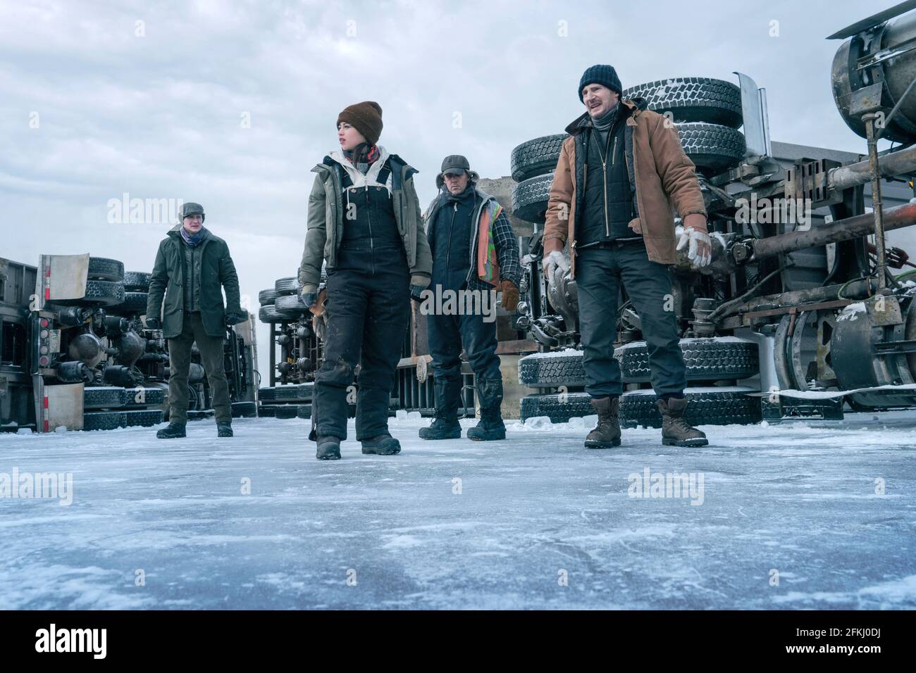 LIAM NEESON, MARCUS THOMAS, BENJAMIN WALKER UND AMBER MIDTHUNDER IN THE ICE ROAD (2021), REGIE JONATHAN HENSLEIGH. Kredit: CODE UNTERHALTUNG / Album Stockfoto