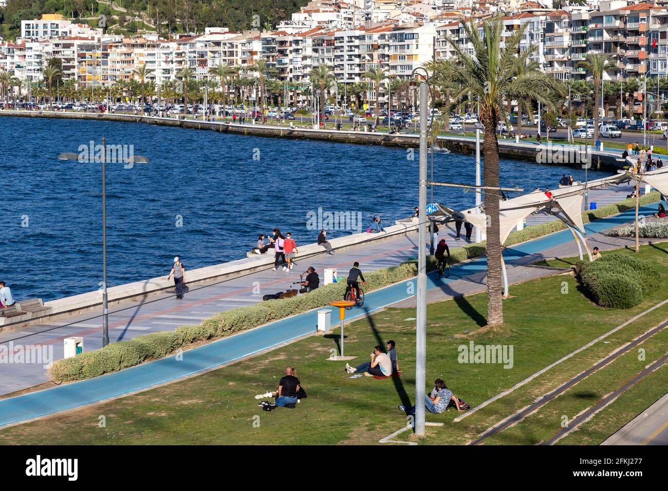 Goztepe Izmir Turkei 04 22 2021 Wahrend Die Menschen In Izmir Goztepe Zeit Am Meer Verbringen Ist Der Stadtverkehr Zu Spitzenzeiten Stockfotografie Alamy