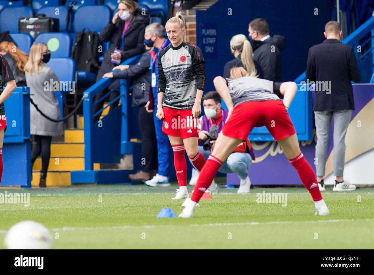 LONDON, GROSSBRITANNIEN. 2. MAI: Lea Schuller (Bayern München) erwärmt sich während der UEFA Women’s Champions League 2020-21 zwischen dem FC Chelsea und Bayern München auf Kingsmeadow. Quelle: Federico Guerra Morán/Alamy Live News Stockfoto