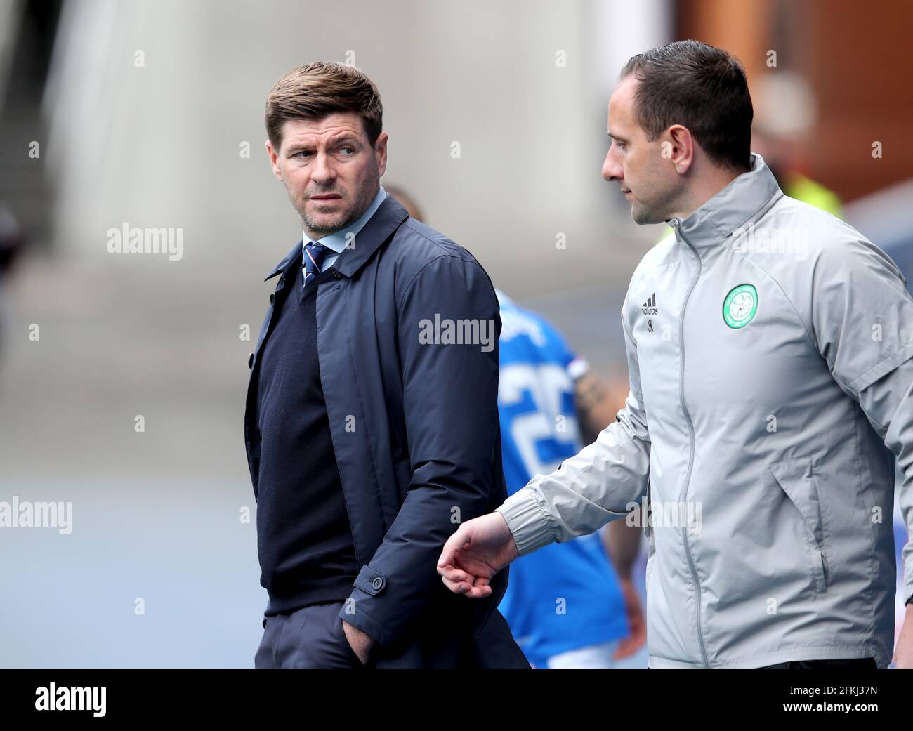 Rangers-Manager Steven Gerrard (links) und Celtic-Manager John Kennedy während des schottischen Premiership-Spiels im Ibrox Stadium, Glasgow. Ausgabedatum: Sonntag, 2. Mai 2021. Stockfoto