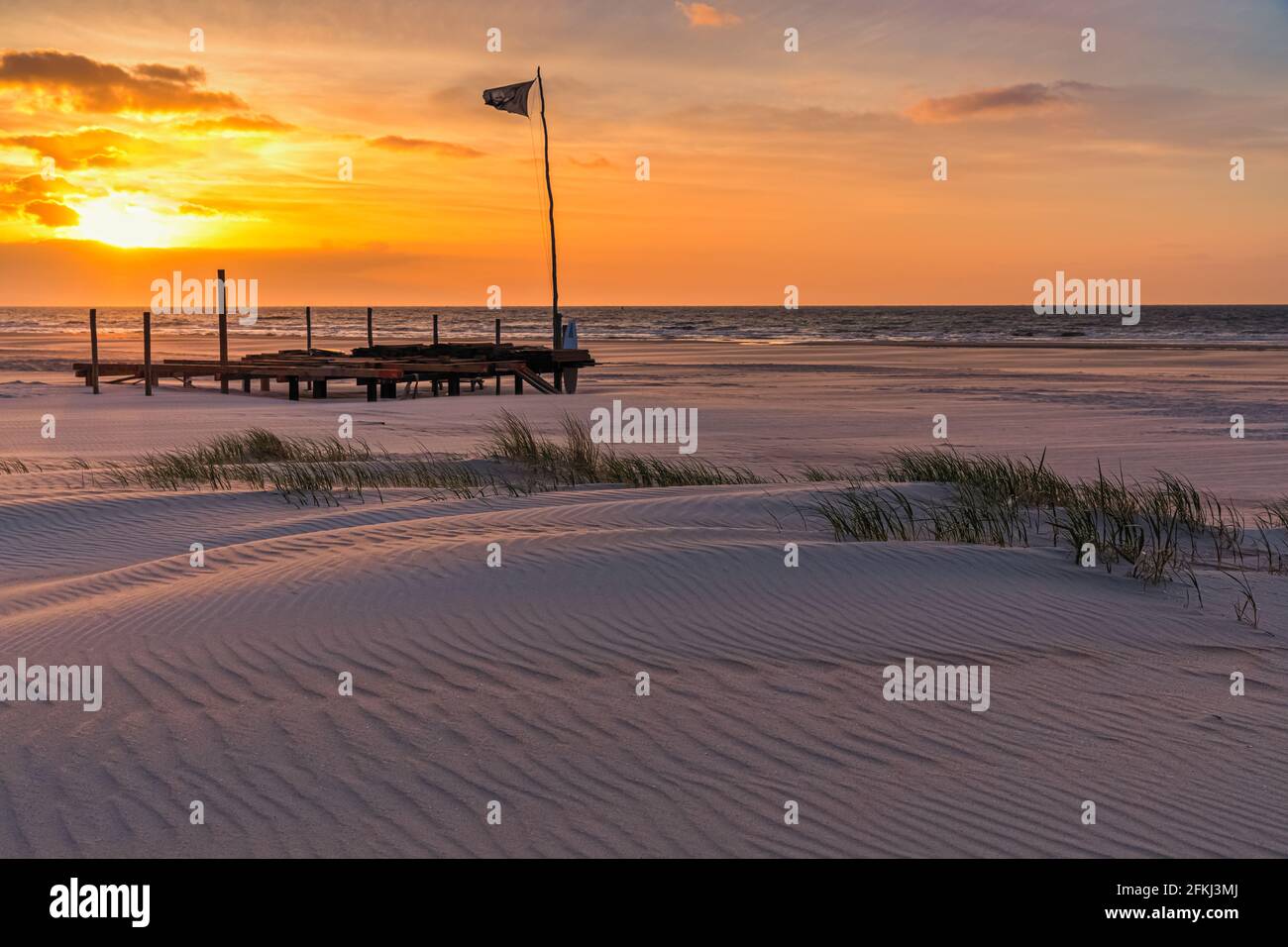 Sonnenuntergang auf der niederländischen Watteninsel Vlieland, im nördlichen Teil der Niederlande. Stockfoto