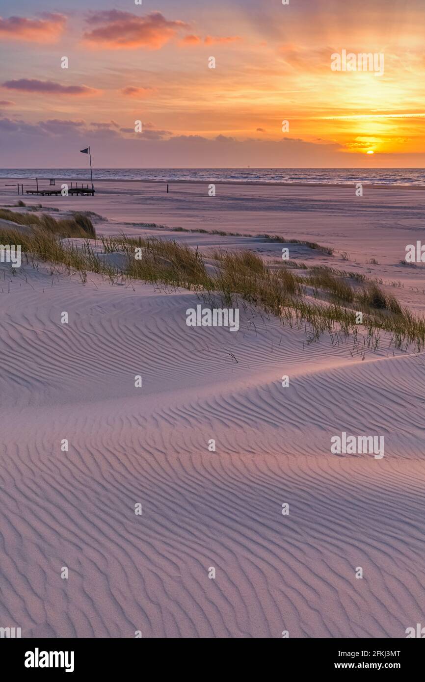 Sonnenuntergang auf der niederländischen Watteninsel Vlieland, im nördlichen Teil der Niederlande. Stockfoto