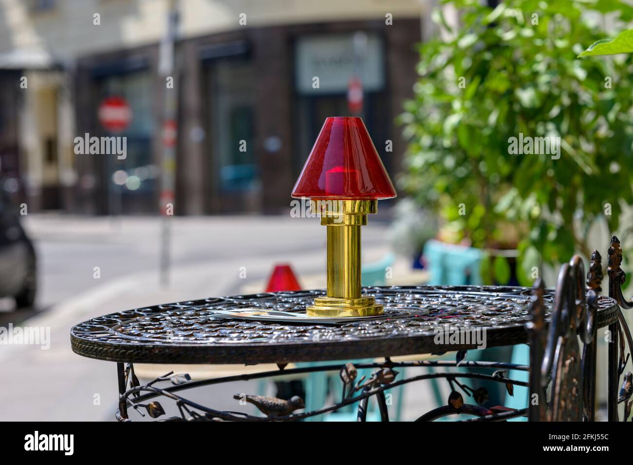 Ein leerer Tisch vor einem Restaurant wartet auf die Gäste. Stockfoto