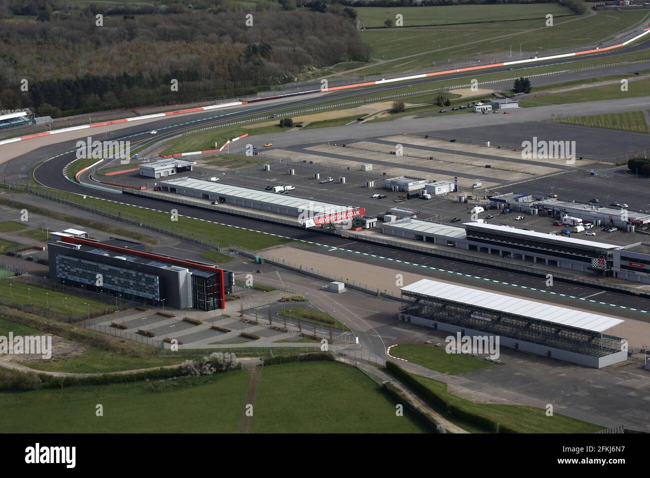 Luftaufnahme der Old Pits direkt in Silverstone, der Heimat des britischen Grand Prix. Stockfoto