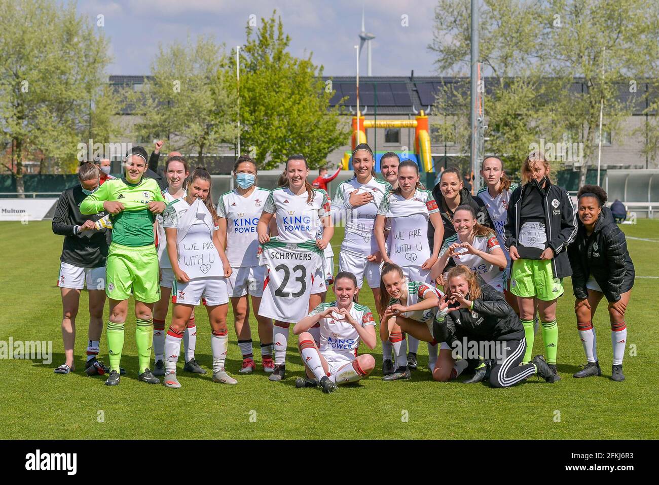 Oostakker, Belgien. Mai 2021. OHL feiert ihren Sieg und unterstützt Tine Schrijvers in der Hoffnung, dass sie bald nach ihrer Verletzung nach einem Frauenfußballspiel zwischen AA Gent Ladies und Oud Heverlee Leuven am vierten Spieltag des Spiels 1 in der Saison 2020 - 2021 der belgischen Scooore Womens Super League wieder dabei sein wird, samstag 1. Mai 2021 in Oostakker, Belgien . FOTO SPORTPIX.BE * nicht zur Verwendung und zum Verkauf in Belgien * Kredit: SPP Sport Press Foto. /Alamy Live News Stockfoto