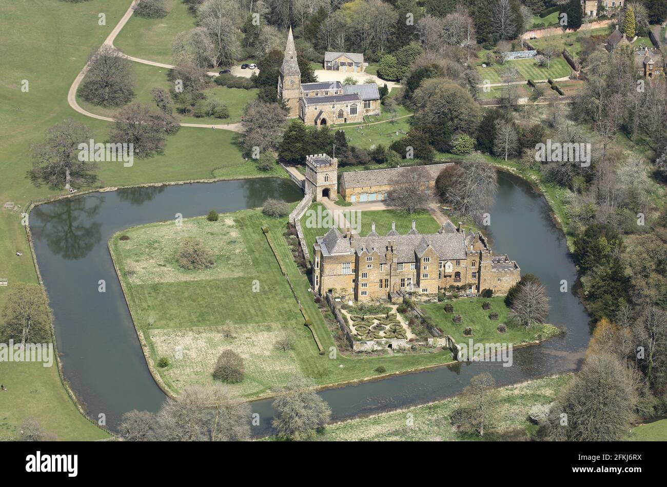 Luftaufnahme von Broughton Castle im Frühling Stockfoto