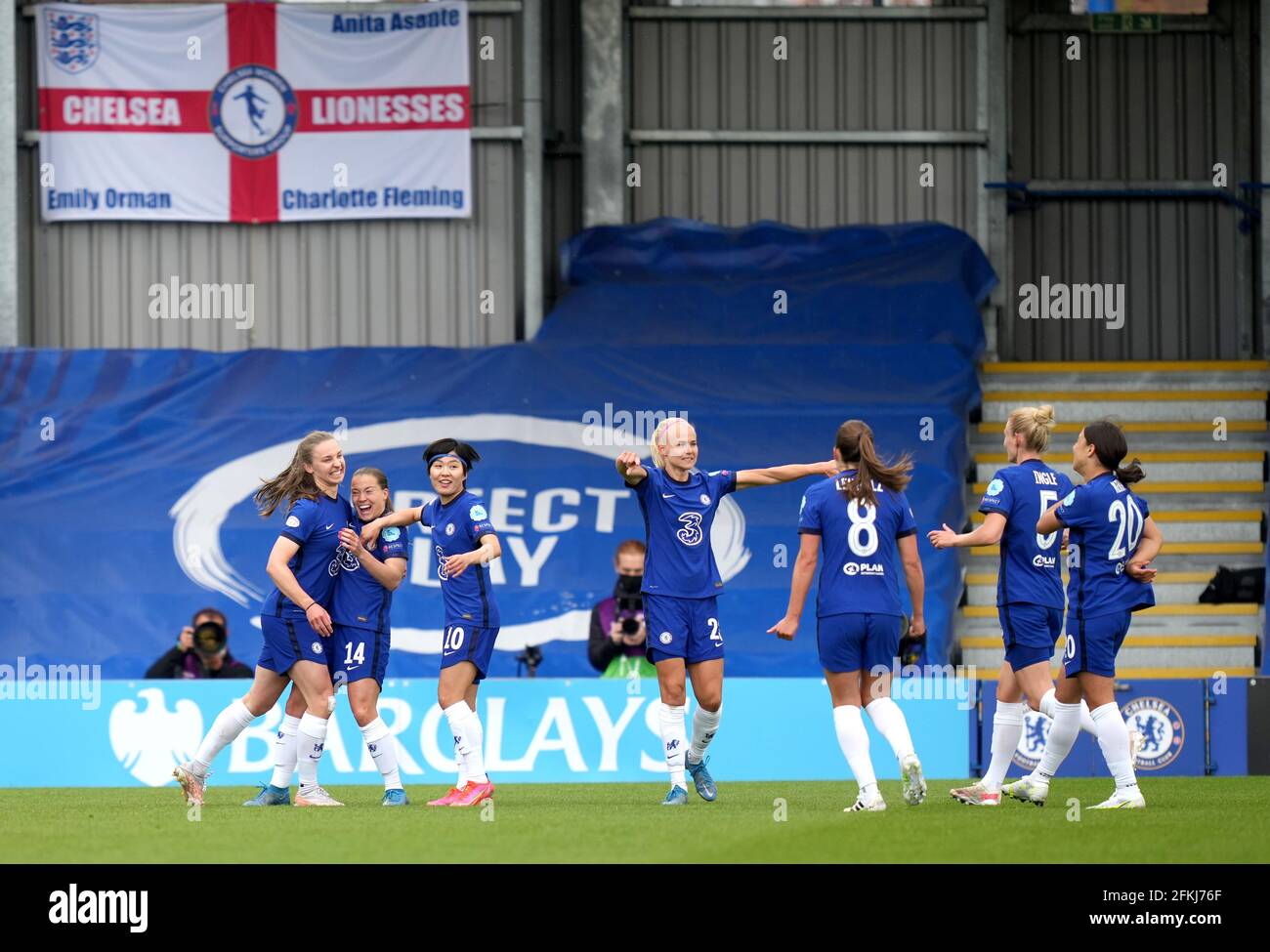 Der Chelsea-Spieler Fran Kirby (zweite links) feiert das erste Tor seiner Mannschaft während des UEFA Women's Champions League-Halbfinales, des zweiten Beinspiels in Kingsmeadow, London. Ausgabedatum: Sonntag, 2. Mai 2021. Stockfoto