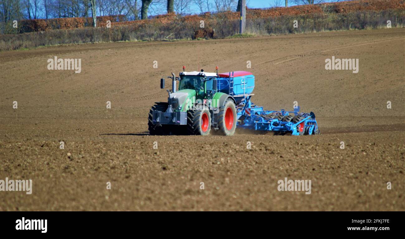 Fendt Traktor mit Lemken 6m Bohrmaschine Aussaat Frühlingsgetreide Stockfoto