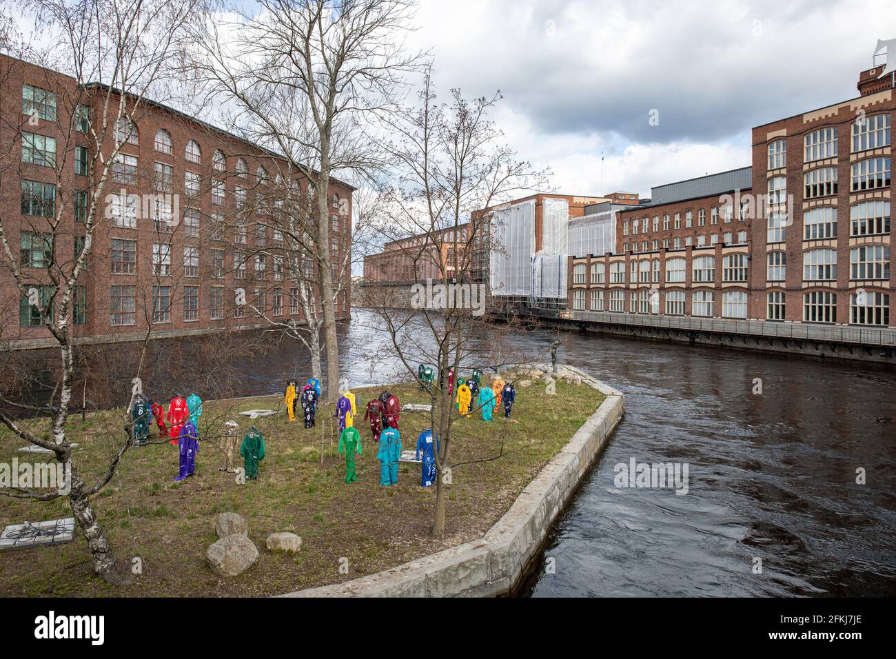 Studenten decken am 1. Mai in Tampere, Finnland, Fluganzüge auf Konsulinsaari ab Stockfoto