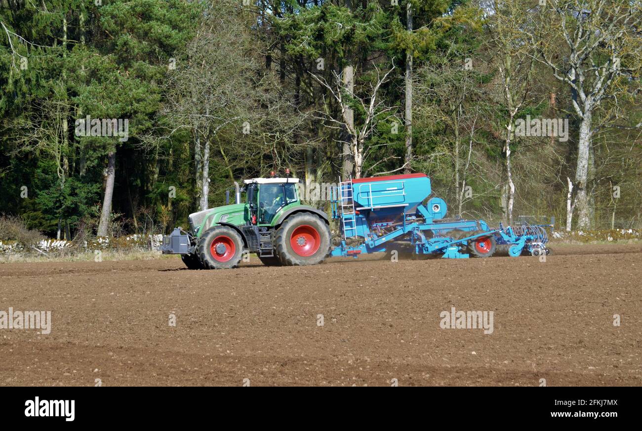 Fendt Traktor mit Lemken 6m Bohrmaschine Aussaat Frühlingsgetreide Stockfoto