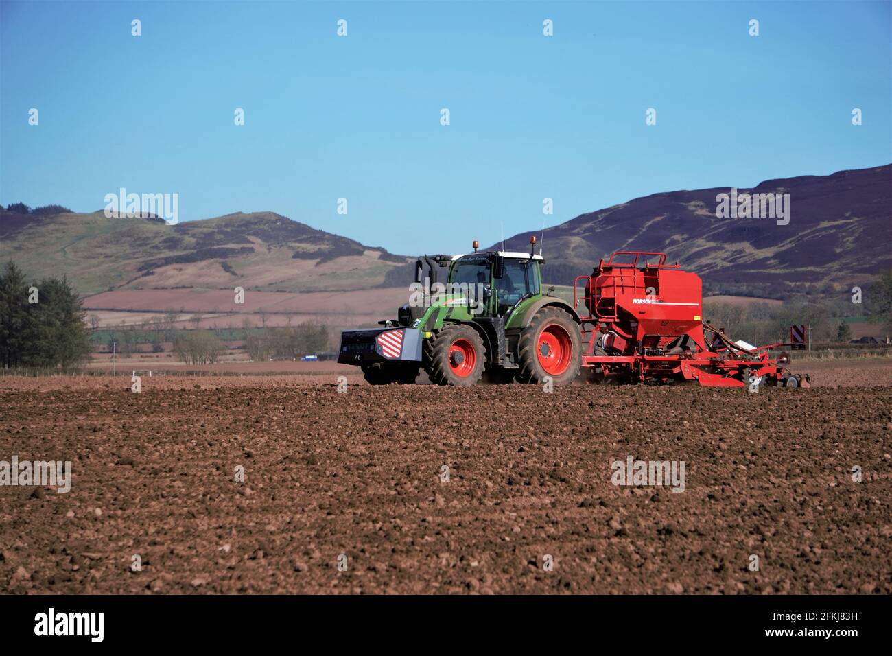 Fendt Traktor mit Horsch Bohrer Aussaat Frühlingsgerste - schottisch Landwirtschaft Stockfoto