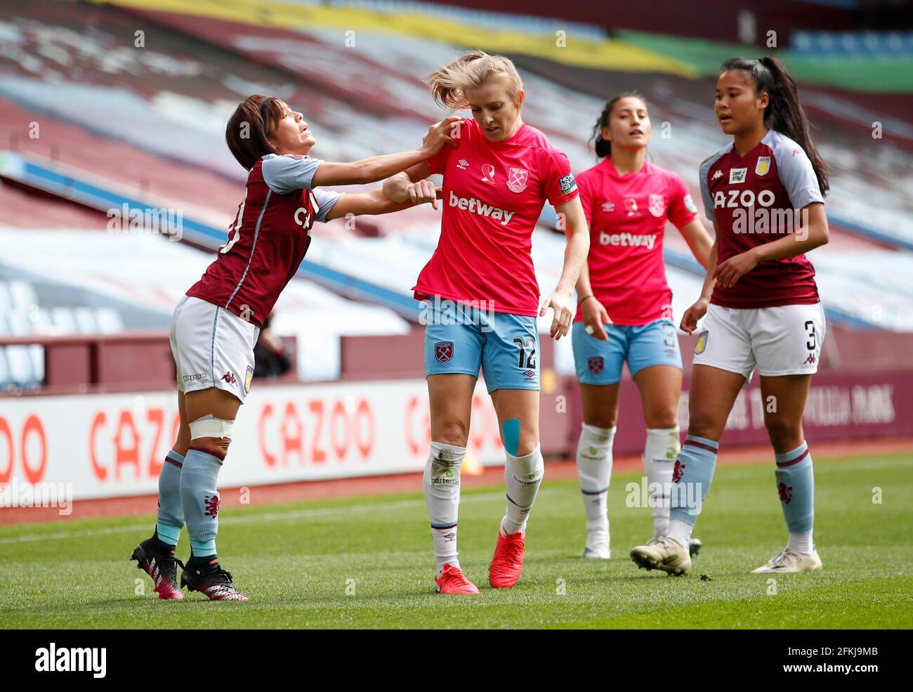 Fussball Super League Der Frauen Aston Villa Gegen West Ham United Villa Park Birmingham Grossbritannien 2 Mai 2021 Mana Iwabuchi Von Aston Villa Und Kate Longhurst Von West