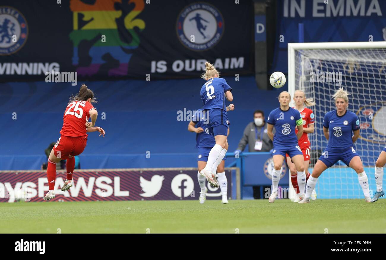 Kington upon Thames, England, 2. Mai 2021. Sarah Zadrazil von Bayern München schießt beim UEFA Women's Champions League-Spiel in Kingsmeadow, Kington upon Thames, das Ausgleichstor. Bildnachweis sollte lauten: Paul Terry / Sportimage Kredit: Sportimage/Alamy Live News Stockfoto