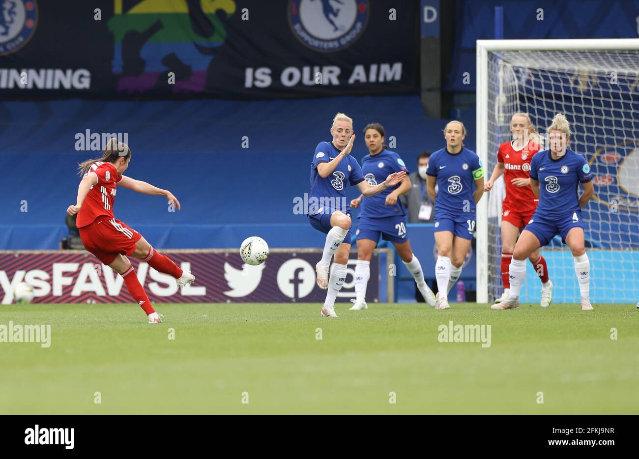 Kington upon Thames, England, 2. Mai 2021. Sarah Zadrazil von Bayern München schießt beim UEFA Women's Champions League-Spiel in Kingsmeadow, Kington upon Thames, das Ausgleichstor. Bildnachweis sollte lauten: Paul Terry / Sportimage Kredit: Sportimage/Alamy Live News Stockfoto