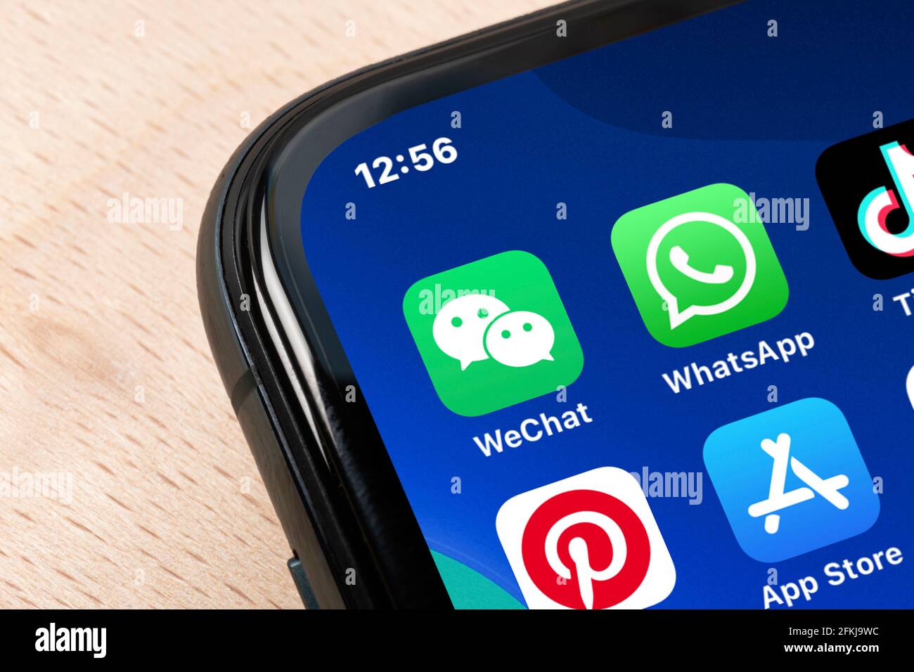 Ostersund, Schweden - Mars 24, 2021 WeChat-Symbol auf einem Smartphone. WeChat ist eine chinesische Multi-Purpose Messaging-, Social Media- und Mobile Payment-App Stockfoto