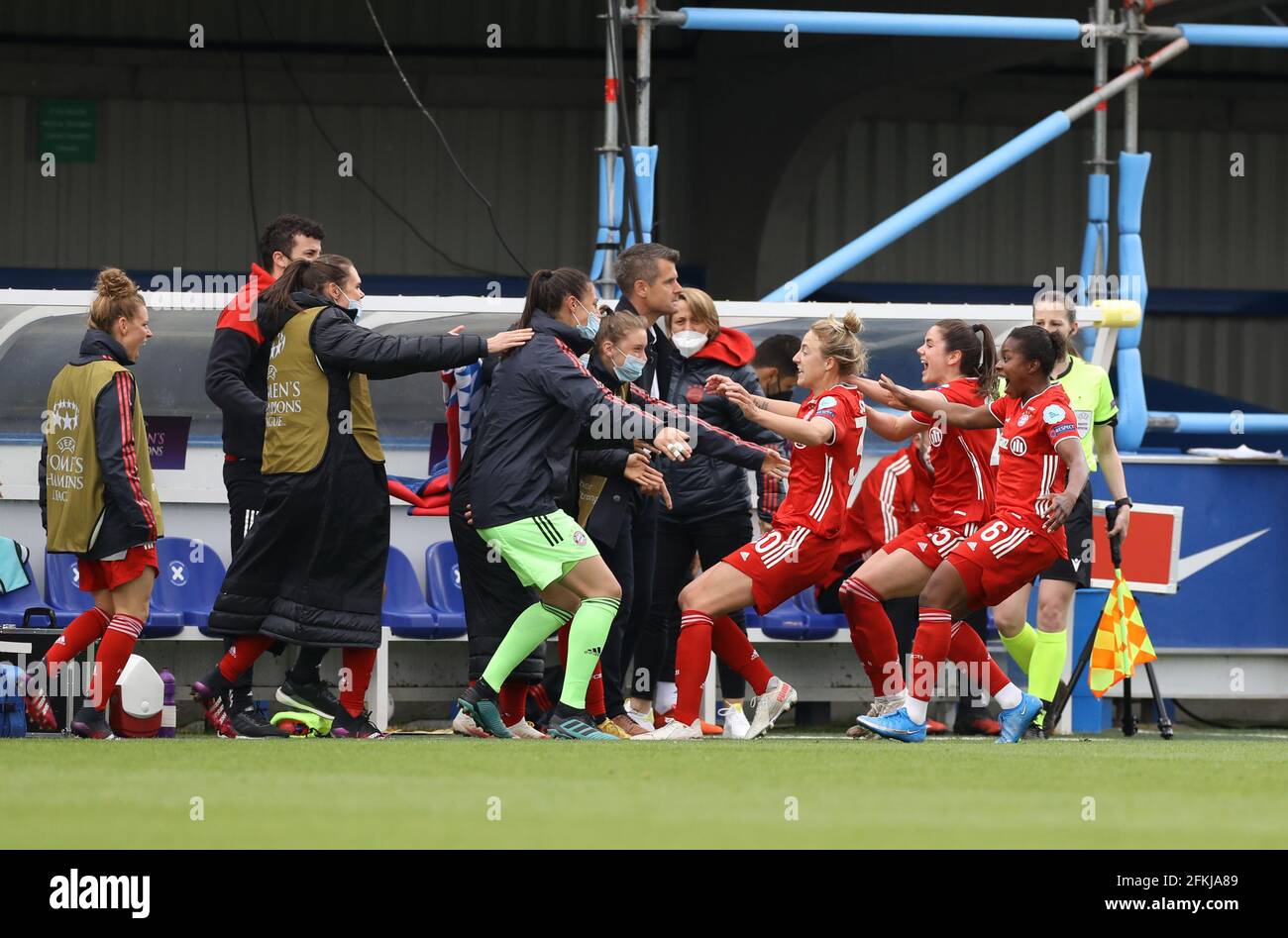 Kington upon Thames, England, 2. Mai 2021. Sarah Zadrazil von Bayern München feiert ihr Tor mit der Bank während des UEFA Women's Champions League-Spiels in Kingsmeadow, Kington upon Thames. Bildnachweis sollte lauten: Paul Terry / Sportimage Kredit: Sportimage/Alamy Live News Stockfoto