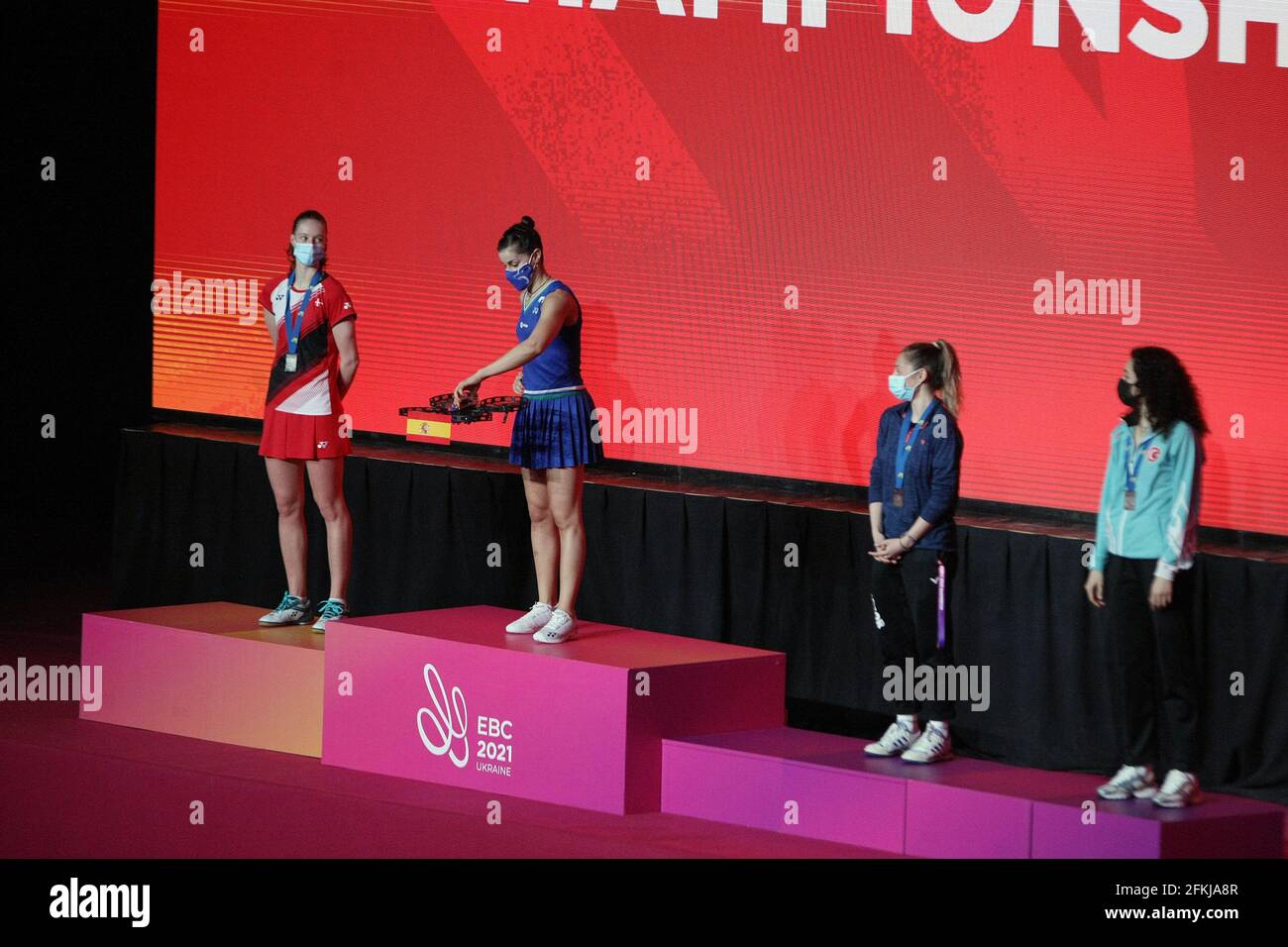 KIEW, UKRAINE - 2. MAI 2021 - Carolina Marin (2. L) aus Spanien holt ihre Goldmedaille von einer Drohne, nachdem sie während der Preisverleihung bei den Badminton-Europameisterschaften 2021 im Sportpalast in Kiew, der Hauptstadt der Ukraine, den Titel der Europameisterin im Einzel 2021 gewonnen hat. Kredit: Ukrinform/Alamy Live Nachrichten Stockfoto