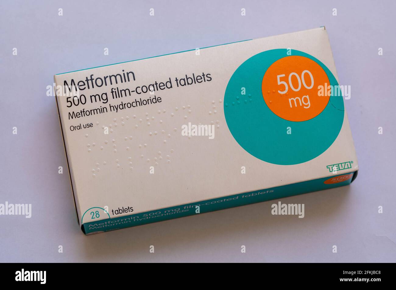 Foto einer Packung Metformin 500mg Tabletten, einem Antihyperglykämikum der Biguanidklasse, das zur Behandlung des Typ-2-Diabetes eingesetzt wird Stockfoto