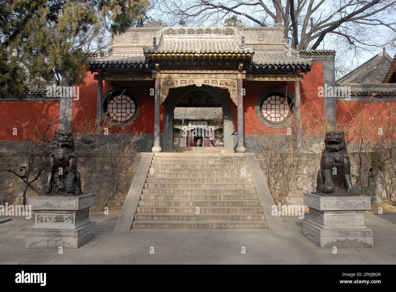 Jinci Tempel in der Nähe von Taiyuan, Shanxi, China. Eingang zu einem Innenhof, der von Löwen-Statuen auf dem Gelände des Jinci-Tempels flankiert wird. Stockfoto