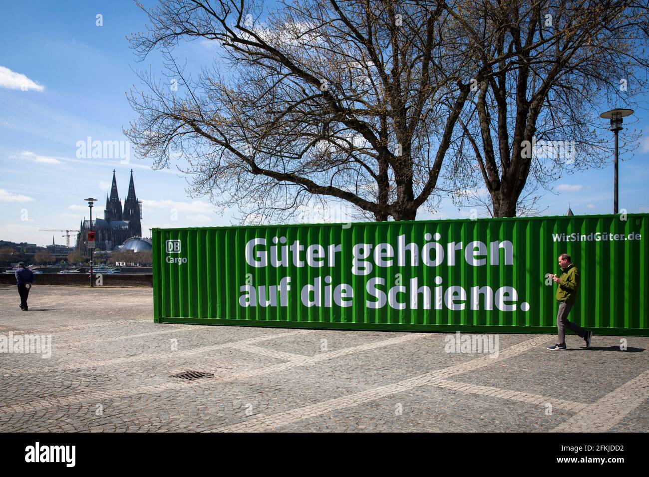 Mit einem grünen Frachtcontainer am Rheinufer in Deutz macht DB Cargo auf das Potenzial der CO2-Reduktion durch den Transport durch rai aufmerksam Stockfoto