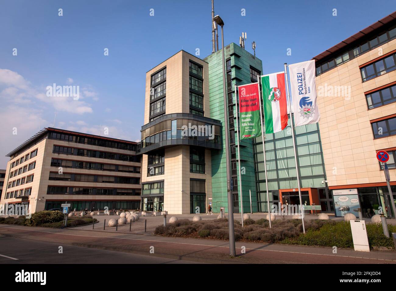 Das Polizeipräsidium Köln am Walter-Pauli-Ring im Bezirk Kalk, Köln,  Deutschland. das Polizeipräsidium Köln am Walter-Pauli-Ring im S  Stockfotografie - Alamy