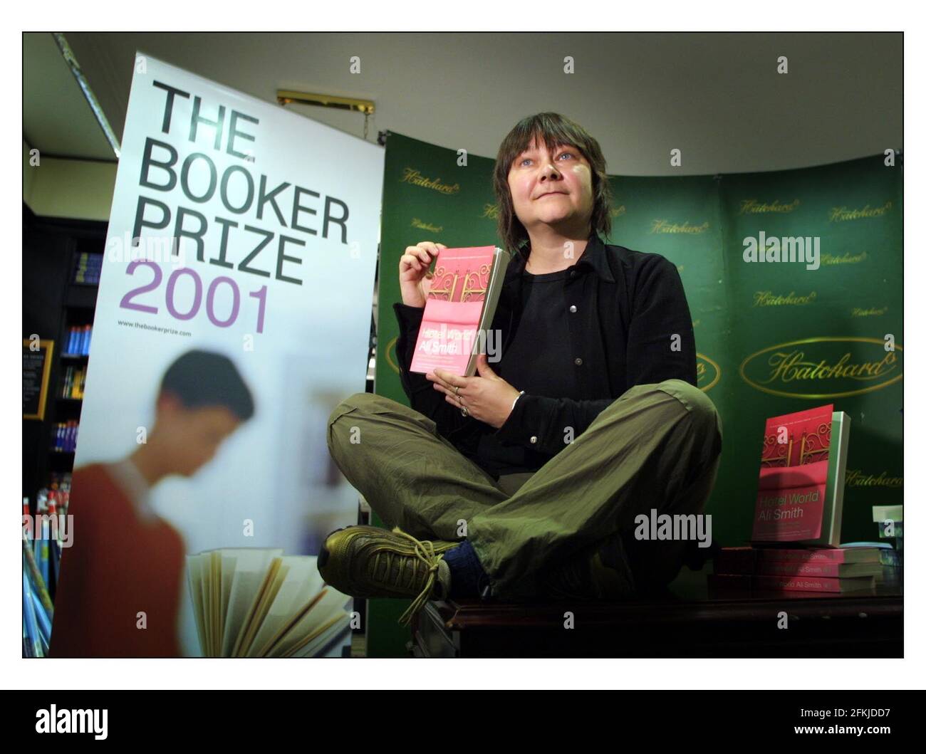 Booker Prize ...... Ali Smith einer von vier der sechs nominierten Shortlist für den Booker Prize 2001 fotografiert im Hatchards Buchladen in London. Nicht auf Fotocall areIan McEwan und David Mitchell.pic David Sandison 16/10/2001 Stockfoto