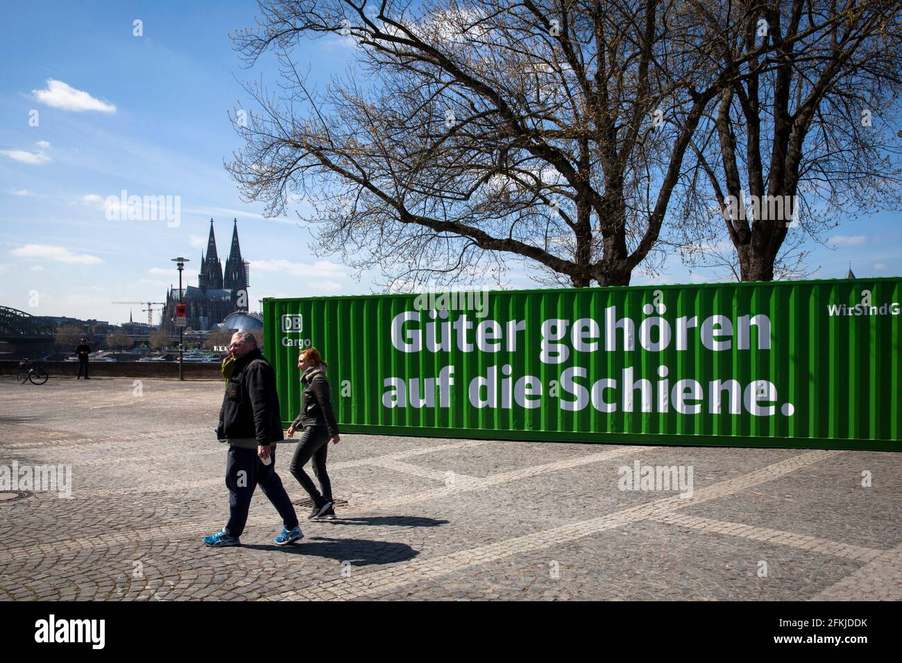 Mit einem grünen Frachtcontainer am Rheinufer in Deutz macht DB Cargo auf das Potenzial der CO2-Reduktion durch den Transport durch rai aufmerksam Stockfoto