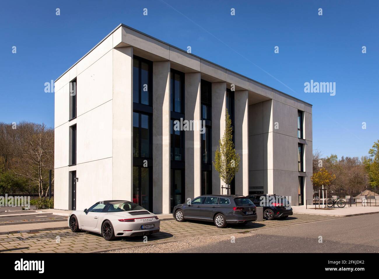 Das Bürogebäude Fenstermacher im Geschäfts- und Landschaftspark Triotop im Stadtteil Vogelsang, Mronz+Schaefer architects, Köln, Deutschland. Stockfoto